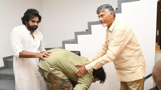 మంగళగిరి జనసేన కార్యాలయంలో విజయోత్సవ వేడుక నిర్వహించారు. ఈ వేడుకల పవన్ కల్యాణ్ పాల్గొన్నారు.
