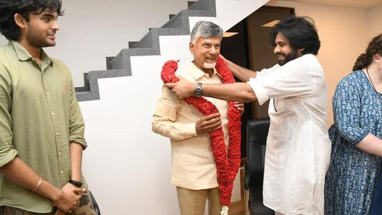 పవన్ కల్యాణ్, ఆయన సతీమణి అనా కొణిదెల, కుమారుడు అకిరా నందన్ తో కలిసి చంద్రబాబు నాయుడును సత్కరించారు. పవన్ కల్యాణ్ ను చంద్రబాబు సత్కరించారు.&nbsp;