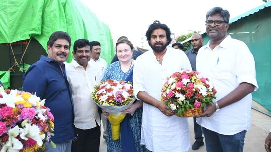 మంగళగిరి జనసేన కార్యాలయానికి పవన్ కల్యాణ్ సతీ సమేతంగా చేరుకున్నారు. వీరితో పాటుగా అకీరా నందన్, సాయి ధరమ్ తేజ్ ఉన్నారు. &nbsp;