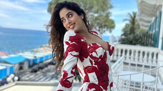 బీచ్ ఒడ్డున ఉన్న హోటల్ బాల్కనీలో దిగిన ఈ అట్రాక్టివ్ ఫొటోను కూడా జాన్వీ కపూర్ పోస్ట్ చేశారు. అక్కడి ప్రకృతిని ఈ అందాల భామ ఆస్వాదించారు.&nbsp;