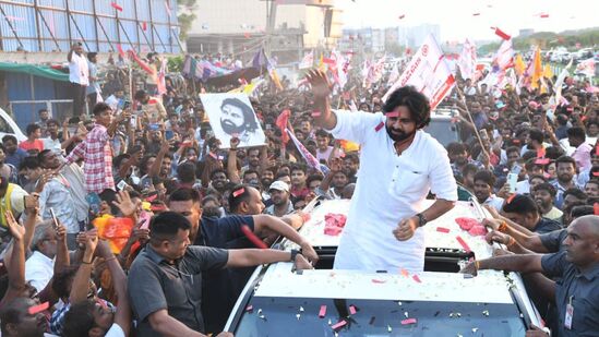 అంతకు ముందు హైదరాబాద్ నుంచి గన్నవరం చేరుకున్న పవన్ కల్యాణ్... ర్యాలీగా మంగళగిరి జనసేన కార్యాలయానికి చేరుకున్నారు. మార్గమధ్యలో పవన్ కల్యాణ్ పార్టీ అభిమానులు ఘన స్వాగతం పలికారు.&nbsp;