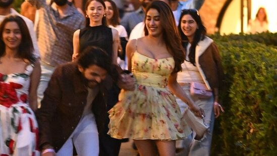 ఎల్లో కలర్ ఫ్లోరల్ డ్రెస్ ధరించారు జాన్వీ. మెరూన్ జాకెట్, వైట్ ప్యాంట్ వేసుకున్నారు శిఖర్. ఈ పార్టీలో వీరు సందడి చేశారు. వీరితో పాటు స్నేహితులు కూడా ఉన్నారు.&nbsp;