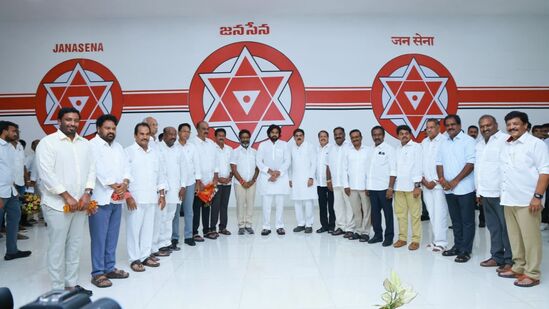 ఏపీ అసెంబ్లీ ఎన్నికల్లో పోటీ చేసిన 21 అసెంబ్లీ, 2 పార్లమెంట్ స్థానాల్లో జనసేన విజయం సాధించింది. విజేతలతో పవన్ ఆత్మీయ సమావేశం నిర్వహించారు.&nbsp;