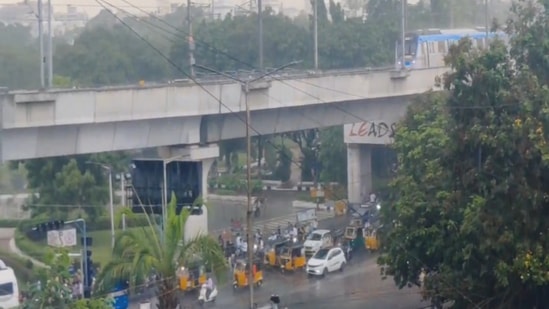 హైదరాబాద్ లో భారీ వర్షం, పలు ప్రాంతాల్లో ఈదురుగాలులు