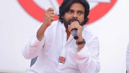 తాను ఎమ్మెల్యేగా సంపూర్ణ జీతం తీసుకుంటానని జనసేన అధినేత పవన్ కల్యాణ్ అన్నారు. ఎందుకంటే ఈ డబ్బు ప్రజల రక్తం, స్వేదం నుంచి వచ్చిందని గుర్తుచేశారు. ఆ డబ్బు ముట్టుకున్నప్పుడల్లా నాకు బాధ్యత గుర్తురావాలి, అందరం జవాబుదారీ ప్రభుత్వం ఎలా ఉంటుందో చూపిద్దామన్నారు. &nbsp;