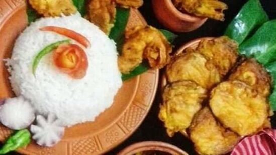 వాస్తు శాస్త్రం ప్రకారం కొన్ని నియమాలను పాటించడం ద్వారా చాలా సమస్యలను చాలా సులభంగా పరిష్కరించవచ్చు. వాస్తు శాస్త్రం ప్రకారం, తినేటప్పుడు కొన్ని అంశాలను జాగ్రత్తగా చూసుకోవాలని చెబుతారు. ఈ అంశాలను పరిశీలిస్తే ఆర్థిక సంక్షోభం నుంచి మిమ్మల్ని మీరు రక్షించుకోవచ్చని వాస్తు శాస్త్రం పేర్కొంది. వాస్తులో తినేటప్పుడు ఎలాంటి పొరపాట్లు చేస్తే ఆర్థికంగా నష్టపోతారో చూద్దాం. &nbsp;