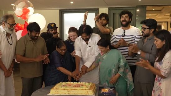 పవన్ విక్టరీ సందర్భంగా… మెగా ఇంట్లో కేక్ కట్ చేశారు. దీనిపై హాట్స్ ఆఫ్ పవన్ అంటూ రాశారు. ఇందుకు సంబంధించిన ఓ వీడియో కూడా సోషల్ మీడియాలో తెగ వైరల్ అవుతోంది.