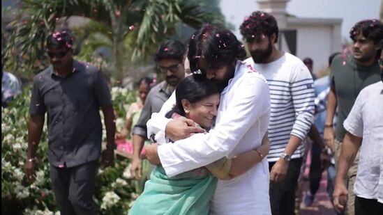ఎన్నికల్లో విజయం సాధించిన పవన్ కల్యాణ్ కు వదిన సురేఖ అభినందనలు తెలిపారు.