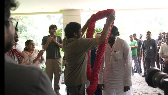&nbsp;తమ్ముడు పవన్ కు మెగాస్టార్ చిరంజీవి పూలదండ వేసి సత్కరించారు.