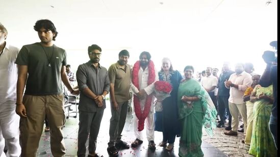 పవన్ కళ్యాణ్ తన భార్య అన్నా లెజనోవా, తనయుడు అకిరా నందన్ తో కలిసి అన్నయ్య మెగాస్టార్ ఇంటికి వెళ్లారు. మెగా ఫ్యామిలీతో పాటు అభిమానులు అందరూ పూలు జల్లి స్వాగతం తెలిపారు. అన్నయ్యను చూడగానే పవన్ చిరంజీవి కాళ్లకు నమస్కరించాడు. చిరంజీవి ఆనందభాష్పాలతో పవన్ ని హత్తుకున్నాడు