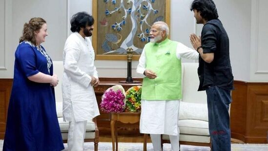 ఈ భేటీ &nbsp;సందర్భంగా పవన్ కల్యాణ్ తన తనయుడు అకీరా నందన్‌‌ను మోదీకి పరిచయం చేశారు. పిఠాపురంలో పవన్ గెలిచిన సమయంలోనూ అకీరా నందన్…. అభిమానులు, జనసేన నాయకులకు అభివాదం చేస్తూ కనిపించాడు. తాజాగా మోదీతో భేటీకి కూడా తండ్రి వెంట వెళ్లారు.