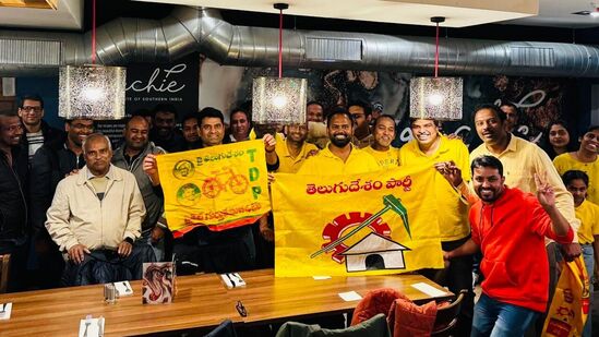 యూకే, యూఎస్‌లోని వేర్వేరు ప్రాంతాల్లో టీడీపీ అభిమానులు సంబరాలు చేసుకున్నారు.