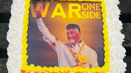 చంద్రబాబు గెలుపుతో టీడీపీ అభిమానుల సంబరాలు