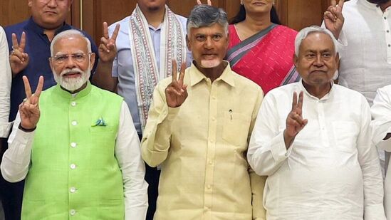 మోదీ కేబినెట్లో ఈసారి పలు కీలక మార్పులు కనిపిస్తాయి. బీజేపీకి సొంతంగా మెజారిటీ రాకపోవడంతో.. ఎన్డీఏ పక్ష పార్టీలు కీలక పదవులకు పట్టుబట్టే అవకాశం ఉంది. ఈ విషయంపై త్వరలోనే ఓ క్లారిటీ వస్తుంది. మోదీ కేబినెట్లో ఈసారి పలు కీలక మార్పులు కనిపిస్తాయి. బీజేపీకి సొంతంగా మెజారిటీ రాకపోవడంతో.. ఎన్డీఏ పక్ష పార్టీలు కీలక పదవులకు పట్టుబట్టే అవకాశం ఉంది. ఈ విషయంపై త్వరలోనే ఓ క్లారిటీ వస్తుంది.