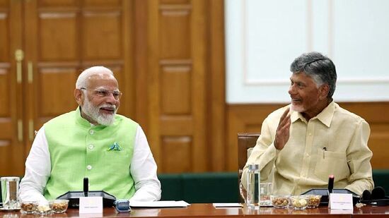 వరుసగా మూడోసారి ప్రధాని బాధ్యతలు చేపట్టే రెండో భారతీయుడిగా నిలుస్తారు మోదీ. మాజీ ప్రధాని జవహర్లాల్ నెహ్రూ.. 1952, 1957, 1962 ఎన్నికల్లో గెలిచి మూడుసార్లు ప్రధానిగా చేశారు. వరుసగా మూడోసారి ప్రధాని బాధ్యతలు చేపట్టే రెండో భారతీయుడిగా నిలుస్తారు మోదీ. మాజీ ప్రధాని జవహర్లాల్ నెహ్రూ.. 1952, 1957, 1962 ఎన్నికల్లో గెలిచి మూడుసార్లు ప్రధానిగా చేశారు.