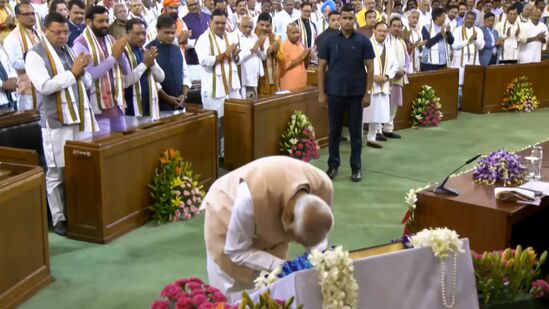 ఈ సమావేశం &nbsp;సందర్భంగా భారత రాజ్యాంగానికి ప్రధాని మోదీ నమస్కరించారు. చంద్రబాబు, పవన్‌ కల్యాణ్‌, నితీష్‌ సహా 9 మంది ఎన్డీయే మిత్రపక్షాల నేతలు వేదికపై ఉన్నారు.&nbsp;