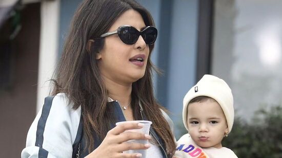 Priyanka Chopra Daughter: కూతురు మాలతీ మేరీతో కలిసి ప్రియాంకా ఇలా లాస్ ఏంజిల్స్ వీధుల్లో కనిపించింది. ఆమెను తన చంకనెక్కించుకొని రోడ్డుపై నడుచుకుంటూ వెళ్తున్న సమయంలో కెమెరాలు క్లిక్‌మనిపించాయి.