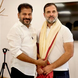 <p>ఢిల్లీలో శనివారం జరిగిన కాంగ్రెస్ వర్కింగ్ కమిటీ సమావేశం సందర్భంగా రాహుల్ గాంధీని శాలువాతో సత్కరిస్తున్న తెలంగాణ సీఎం రేవంత్ రెడ్డి</p>