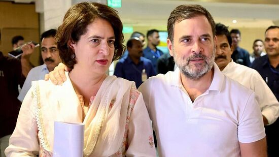 కాంగ్రెస్ వర్కింగ్ కమిటీ (CWC) సమావేశంలో చెల్లి ప్రియాంక గాంధీతో రాహుల్ గాంధీ