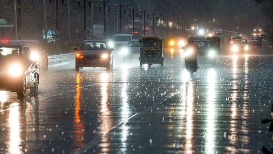 ఇవాళ(జూన్ 8) తెలంగాణలోని ఆదిలాబాద్, ఆసిఫాబాద్, మంచిర్యాల, నిర్మల్, నిజామాబాద్, రాజన్న సిరిసిల్ల, కరీంనగర్, పెద్దపల్లి, భూపాలపల్లి, ములుగు, కొత్తగూడెం, సిద్ధిపేట, వికారాబాద్, సంగారెడ్డి, కామారెడ్డి, నారారాయణపేట జిల్లాల్లో భారీ వర్షాలు కురిసే అవకాశం ఉందని హైదరాబాద్ వాతావరణ కేంద్రం హెచ్చరించింది. ఆయా జిల్లాలకు ఎల్లో హెచ్చరికలు జారీ అయ్యాయి.