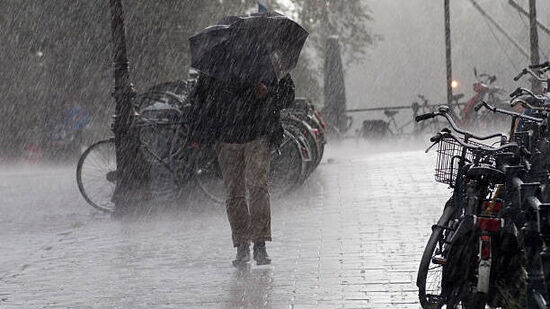 రుతుపవనాల విస్తరణతో పాటు ఉపరిత ఆవర్తన ప్రభావంతో ఏపీ, తెలంగాణలో మరో నాలుగైదురోజుల పాటు తేలికపాటి నుంచి మోస్తారు వర్షాలు కురిసే అవకాశం ఉందని ఐఎండీ తెలిపింది. పలుచోట్ల పిడుగులతో పాటు ఈదురుగాలులు వీచే అవకాశం ఉందని అంచనా వేసింది.