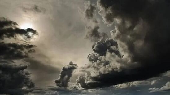 తెలంగాణలో జూన్ 13వ తేదీ వరకు వర్షాలు కురిసే అవకాశం ఉంది. ఇక ఏపీలో చూస్తే…. ఇవాళ, రేపు, ఎల్లుండి భారీ వర్షాలు కురిసే అవకాశం ఉందని ఐఎండీ తెలిపింది. జూన్ 11వ తేదీ వరకు ఏపీలోని పలు ప్రాంతాల్లో పిడుగులతో పాటు బలమైన ఈదురుగాలులు వీచే అవకాశం ఉంది.