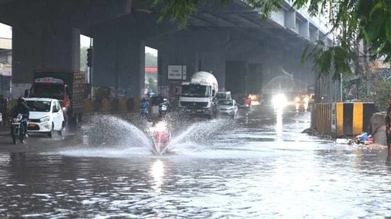 ఇవాళ(జూన్ 8) ఏపీలోని ప్రకాశం, నెల్లూరు, కర్నూలు, నంద్యాల, అనంతపురం, శ్రీ సత్యసాయి, వైయస్ఆర్, అన్నమయ్య, చిత్తూరు మరియు తిరుపతి జిల్లాల్లో అక్కడక్కడ పిడుగులతో కూడిన తేలికపాటి నుంచి మోస్తరు వర్షాలు కురిసే అవకాశం ఉంది.
