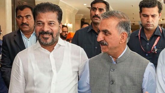 ఢిల్లీలో శనివారం జరిగిన కాంగ్రెస్ వర్కింగ్ కమిటీ సమావేశం సందర్భంగా హిమాచల్ ప్రదేశ్ సీఎం సుఖ్వీందర్ సింగ్ సుఖు తో తెలంగాణ సీఎం రేవంత్ రెడ్డి
