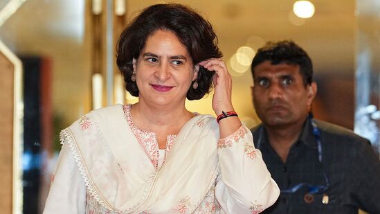 ఢిల్లీలో శనివారం జరిగిన కాంగ్రెస్ వర్కింగ్ కమిటీ సమావేశానికి వస్తున్న పార్టీ ప్రధాన కార్యదర్శి ప్రియాంక గాంధీ