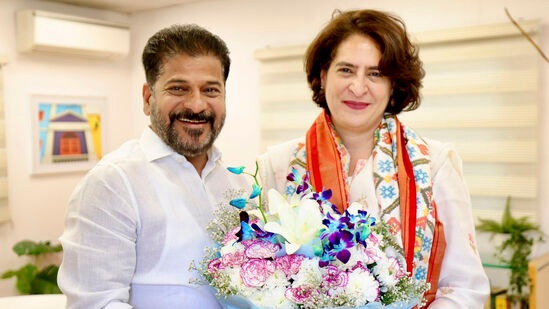 ఢిల్లీలో శనివారం జరిగిన కాంగ్రెస్ వర్కింగ్ కమిటీ సమావేశం సందర్భంగా పార్టీ ప్రధాన కార్యదర్శి ప్రియాంక గాంధీకి పుష్ప గుచ్ఛం అందిస్తున్న తెలంగాణ సీఎం రేవంత్ రెడ్డి