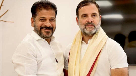 ఢిల్లీలో శనివారం జరిగిన కాంగ్రెస్ వర్కింగ్ కమిటీ సమావేశం సందర్భంగా రాహుల్ గాంధీని శాలువాతో సత్కరిస్తున్న తెలంగాణ సీఎం రేవంత్ రెడ్డి