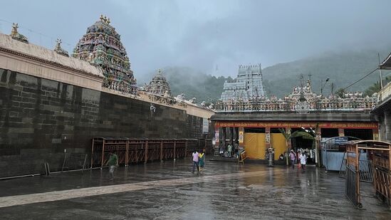 ప్రతీ నెల పౌర్ణమి రోజున గిరి ప్రదక్షిణ కోసం చాలా మంది భక్తులు అరుణాచలం(Arunachalam Tour) వెళ్తుంటారు. ఇక తెలుగు రాష్ట్రాల నుంచి వెళ్లే భక్తుల సంఖ్య ఎక్కువగానే ఉంటుంది. భక్తుల రాకపోకలు ఎక్కువగా ఉండటంతో తెలంగాణ టూరిజం ఈ ప్రత్యేక ప్యాకేజీని అందుబాటులోకి తీసుకొచ్చింది.