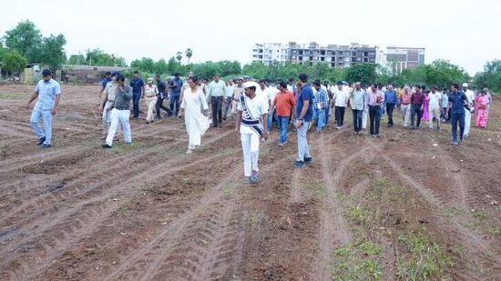 ఏర్పాట్లును పరిశీలిస్తున్న అధికారులు