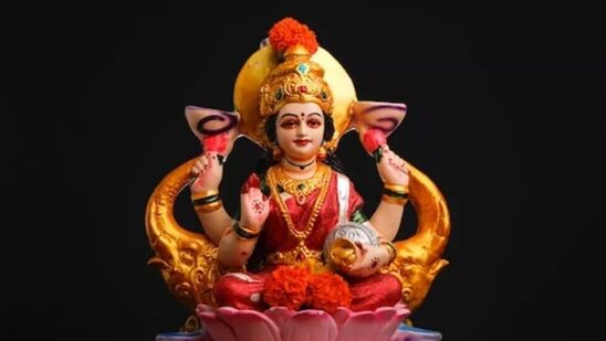 ఈ స్వస్తిక్ చిహ్నాన్ని ఇంట్లో ఉంచుకుంటే లక్ష్మీదేవి అనుగ్రహం కూడా లభిస్తుంది. ప్రతికూల ప్రభావాలు తొలగిపోయి సానుకూల శక్తి ఇంట్లోకి ప్రసరిస్తుంది. (ఈ నివేదికలోని సమాచారం ప్రామాణికతపై ఆధారపడి ఉంటుంది. హిందుస్తాన్ టైమ్స్ తెలుగు బాధ్యత వహించడం లేదు.)