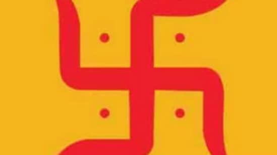 ఆర్థిక సంక్షోభం నుండి బయటపడటానికి వివిధ జ్యోతిష మార్గాలు తరచుగా చెప్పబడతాయి. ప్రపంచంలోని సంక్షోభాన్ని అధిగమించి సుఖశాంతులను కాపాడుకోవాలంటే స్వస్తిక్ చిహ్నం ఎంతో అదృష్టమని చెబుతారు. స్వస్తిక్ చిహ్నాలను సాధారణంగా హిందూ గ్రంథాల ప్రకారం పసుపు లేదా కుంకుమతో పెయింట్ చేస్తారు. అవేంటో చూద్దాం.. స్వస్తిక్ చిహ్నం ఇంట్లో ఏ వైపున ఉన్నా ఆర్థికంగా ఎంతో లాభం ఉంటుంది. &nbsp;