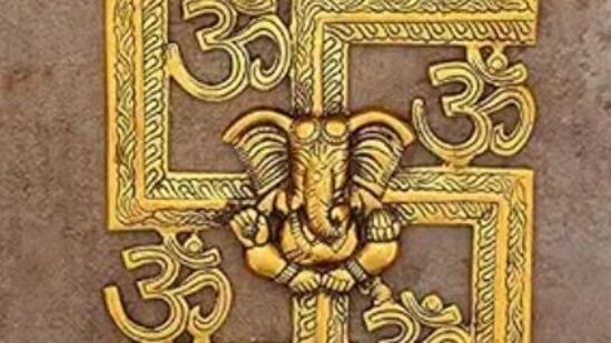 జ్యోతిషశాస్త్రం ప్రకారం ఇంట్లో స్వస్తిక్ రాశి ఉంటే అనేక రకాల అనారోగ్యాల నుంచి విముక్తి లభిస్తుందని చెబుతారు. ఫలితంగా ఇంటికి సంతోషం, ప్రశాంతత కలుగుతాయి. అయితే పసుపు రంగుతో పూసిన స్వస్తిక్ చిహ్నం ఈ సందర్భంలో శుభప్రదం. &nbsp;