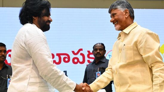 ఎన్డీఏ సమావేశంలో జనసేనానితో చంద్రబాబు కరచలనం