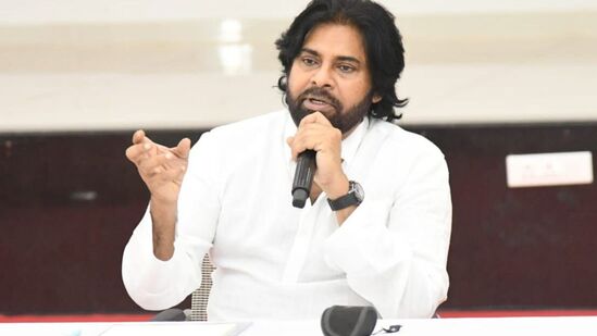 జనసేన ఎమ్మెల్యేలతో మాట్లాడుతున్న పవన్ కళ్యాణ్‌