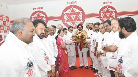 శాసనసభా పక్ష నాయకుడిగా ఎన్నికైన పవన్ కళ్యాణ్‌ను అభినందిస్తున్న జనసేన ఎమ్మెల్యేలు,&nbsp;