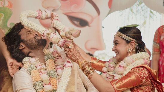 చెన్నైలో అర్జున్ నిర్మించిన అంజ‌నాసుత శ్రీ యోగంజ‌నేయ‌స్వామి ఆల‌యంలో ఉమాప‌తి, ఐశ్వ‌ర్య అర్జున్‌ల‌ పెళ్లి జ‌రిగింది.&nbsp;&nbsp;&nbsp;