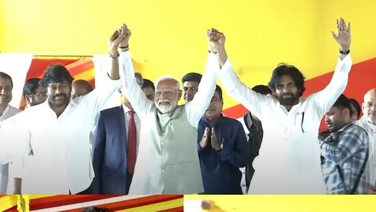 &nbsp;ప్ర‌మాణ స్వీకార వేడుక‌లో చిరంజీవి, ప‌వ‌న్ క‌ళ్యాణ్‌ల‌ను చిరంజీవి మోదీ అభినందించారు. చిరు, ప‌వ‌న్‌ల‌తో క‌లిసి అభివాదం చేశారు మోదీ.&nbsp;