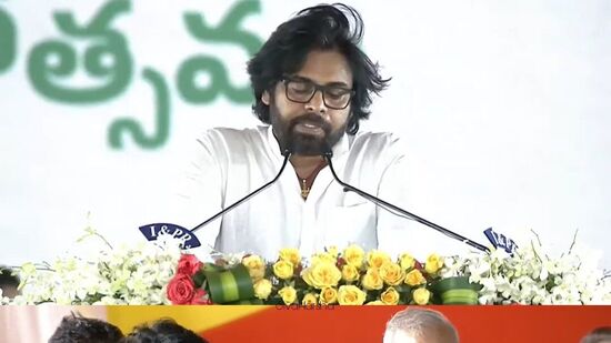 ప‌వ‌న్ క‌ళ్యాణ్ మంత్రిగా ప్ర‌మాణ స్వీకారం చేసిన ఫొటోలు వీడియోలు సోష‌ల్ మీడియాలో వైర‌ల్ అవుతోన్నాయి. ప‌వ‌న్ క‌ళ్యాణ్ అనే నేను హ్యాస్‌ట్యాగ్ &nbsp;సోష‌ల్ మీడియాలో ట్రెండ్ అవుతోంది.&nbsp;