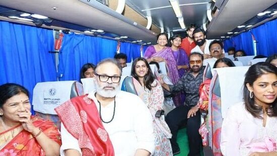 ప‌వ‌న్‌ ప్ర‌మాణ స్వీకార వేడుక‌కు మెగా కుటుంబ స‌భ్యుల‌తో పాటు &nbsp;అకీరా నంద‌న్‌తో పాటు ఆద్య హాజ‌ర‌య్యారు.&nbsp;