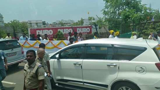 ప్రమాణ స్వీకార కార్యక్రమ ట్రాఫిక్ నియంత్రణలో పోలీసులు చేతులెత్తేశారు. దీంతో 20 కి.మీ ప్రయాణానికి 4 గంటలు సమయం పట్టిందని కార్యక్రమానికి హాజరైన వాళ్లు అంటున్నారు.&nbsp;