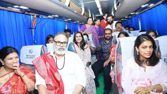 స్టెరైల్ రూట్ ఏర్పాటు చేసినా వీఐపీలకు ఇబ్బందులు తప్పలేదు. ట్రాఫిక్ జామ్ లో చిక్కుకున్న నాగబాబు, అకీరా నందర్, మెగా కుటుంబ సభ్యులు ప్రమాణ స్వీకారానికి చేరుకోలేకపోయారు. &nbsp;ఐదు వోల్వో బస్సుల్లో చంద్రబాబు, పవన్ కళ్యాణ్ కుటుంబ సభ్యులు ప్రమాణ స్వీకారానికి రాగా, బస్సులు ట్రాఫిక్ లో చిక్కుకున్నాయి.&nbsp;