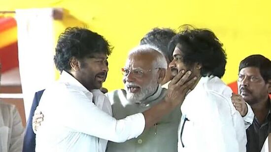 ప‌వ‌న్ క‌ళ్యాణ్ ప్ర‌మాణ స్వీకారం చేస్తోన్న టైమ్‌లో స్టేజ్‌పై ఆయ‌న సోద‌రుడు చిరంజీవి ఎమోష‌న‌ల్ అయ్యారు. &nbsp;ప్ర‌మాణ స్వీకారం చిరంజీవి ఆశీర్వాదం తీసుకున్నారు ప‌వ‌న్‌.&nbsp;
