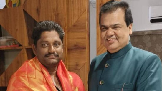 ట్రాఫిక్ జామ్ లో గంటకు పైగా ప్రవీణ్ ప్రకాశ్ కి ఇరుక్కుపోయారు. గుంటూరు జిల్లాకు చెందిన సత్యం తన ద్విచక్ర వాహనంపై ప్రవీణ్ ప్రకాశ్ కు లిప్ట్ ఇచ్చారు. &nbsp;25 కిలోమీటర్ల దూరం ఆయన బైక్ పైనే ప్రయాణించారు. ఇంటికి చేరిన తరువాత ప్రవీణ్ ప్రకాశ్ సత్యంను శాలువాతో సత్కరించారు. &nbsp;