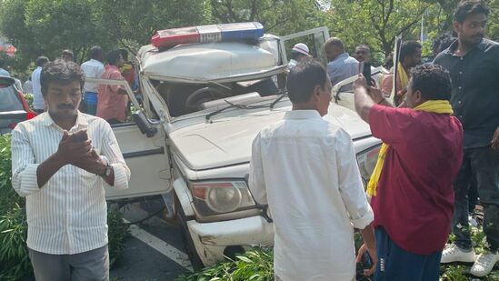 పోలీసుల ప్రణాళిక లోపంతో పాస్ లు ఉన్నా వేదిక వద్దకు చేరలేకపోయామని నాయకులు ఆరోపిస్తున్నారు. పలువురు నేతలు, ఎమ్మెల్యేలు ద్విచక్ర వాహనాలను ఆశ్రయించారు. &nbsp;చెన్నై కోల్ కతా జాతీయ రహదారిపై ట్రాఫిక్ నరకంగా మారింది.