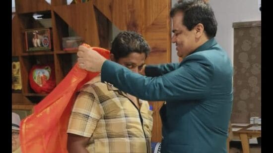 జగన్ పేషీలో ప్రిన్సిపల్ సెక్రటరీగా పనిచేసిన ప్రవీణ్ ప్రకాశ్ కు చేదు అనుభవం ఎదురైంది. ఆయన విజయవాడ ట్రాఫిక్ లో ఇరుక్కుపోయారు. &nbsp;చంద్రబాబు ప్రమాణ స్వీకారం సమయంలో విజయవాడ విమానశ్రయం వద్ద భారీగా ట్రాఫిక్ జామ్ అయ్యింది.&nbsp;
