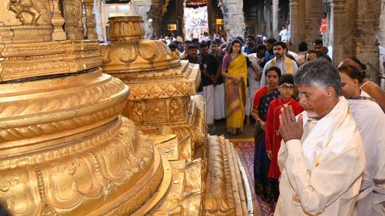 ఆలయ ధ్వజ స్తంభానికి నమస్కరిస్తున్న చంద్రబాబు